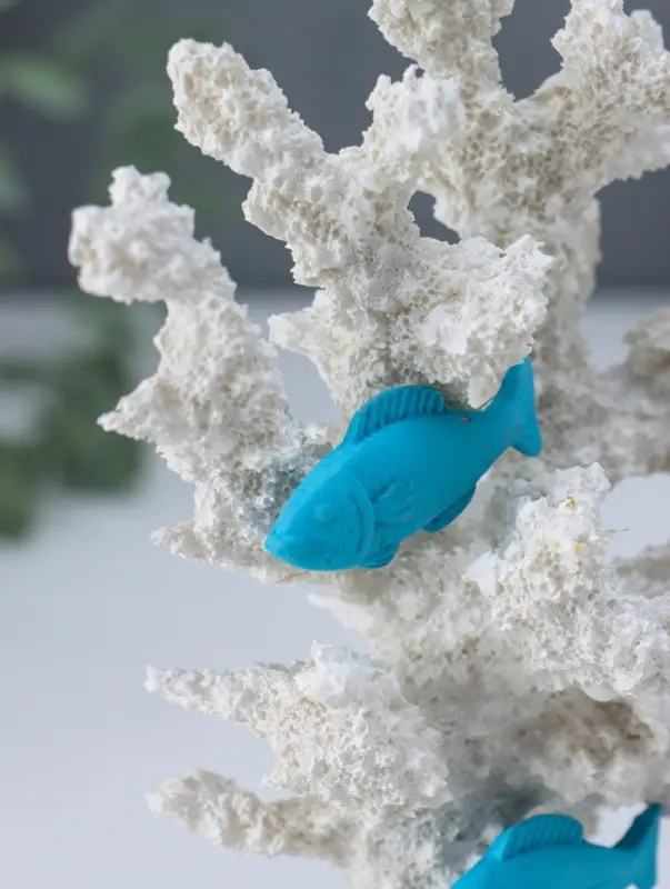 Сувенир полистоун "Рыбки и морской конёк у белых кораллов" 7,5х15,7х19,5 см