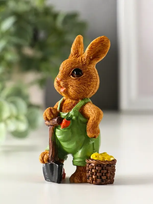 Сувенир полистоун  Сувенир полистоун "Зайчик-огородник с корзиной с урожаем" МИКС 4,8х3,2х9 см