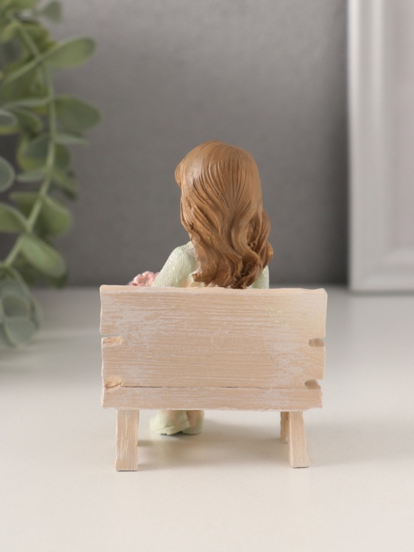 Сувенир полистоун Сувенир полистоун "Девочка с букетом, на скамеечке" розово-зелёный 6,5х5,5х9 см