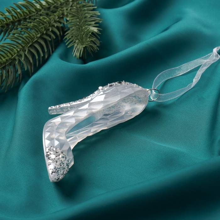 Ёлочная игрушка «Зимнее волшебство. Туфелька» пластик, 7х8 см, белый Ёлочная игрушка «Зимнее волшебство. Туфелька» пластик, 7х8 см, белый