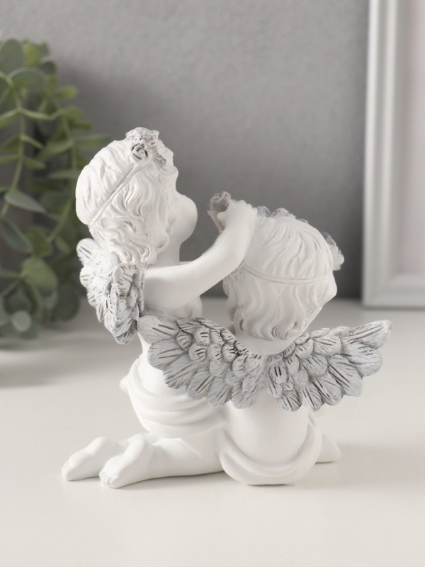 Сувенир полистоун "Ангелочки вплетают венок в волосы, с сердцем" бело-серый 11х8х12,5 см