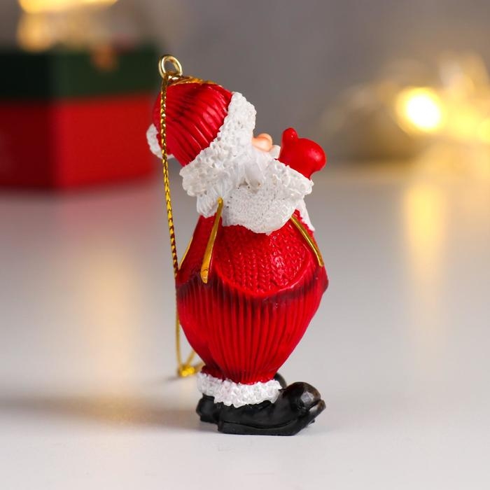 Сувенир полистоун подвеска Сувенир полистоун подвеска "Дед Мороз в красном комбинезоне и белом свитере" МИКС 6х2,5х4 см