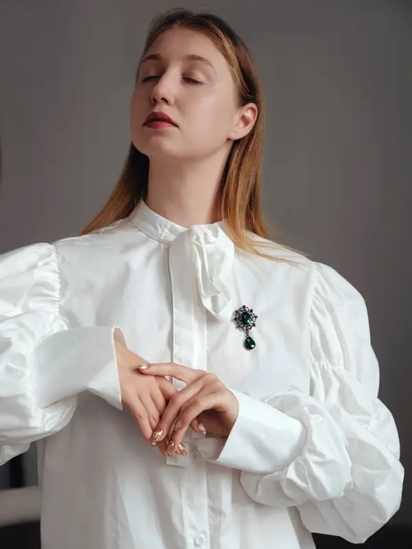 Брошь &laquo;Императрица&raquo;, вензеля, цвет изумрудный в сером металле