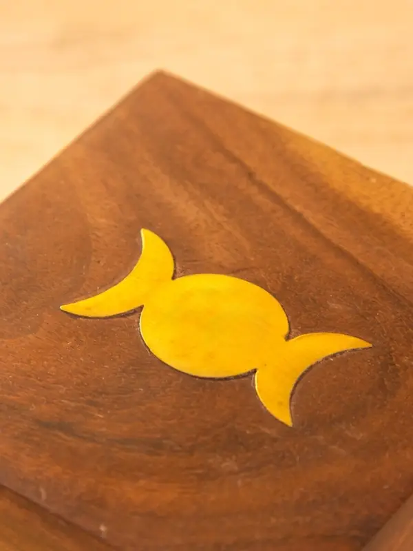 Шкатулка  Шкатулка "Фазы Луны" 10х10х6 см, дерево шишам