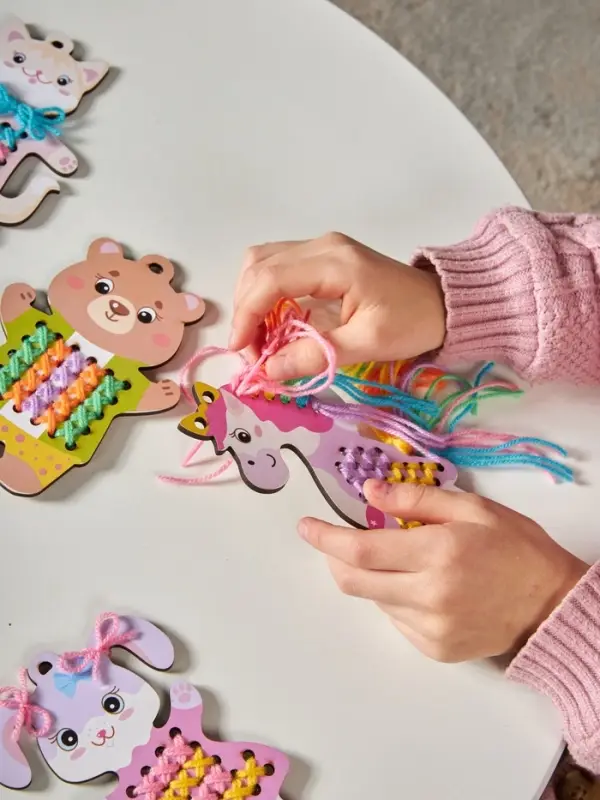 Набор для творчества. Вышивка по деревянным трафаретам "Весёлые друзья"