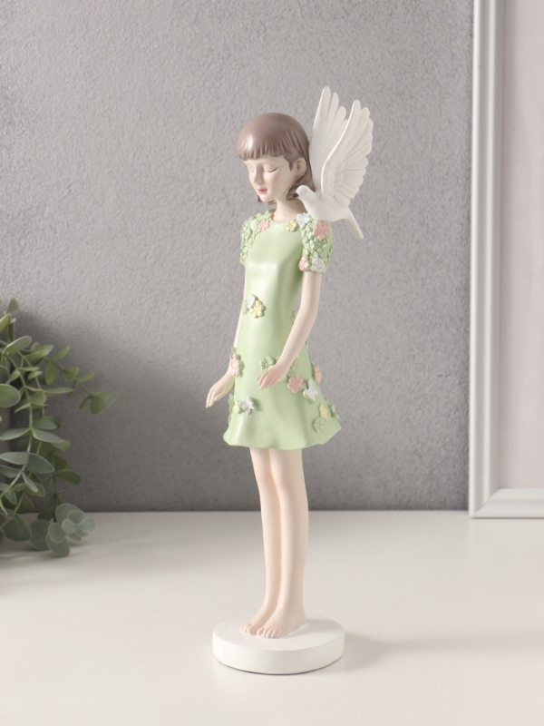 Сувенир полистоун Сувенир полистоун "Девочка с белым голубем на плече" 11х9,5х32,5 см