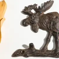 Крючки настенные &laquo;Лось на бревне&raquo;, ключница декоративная, чугун, 23&times;15&times;2.2 см