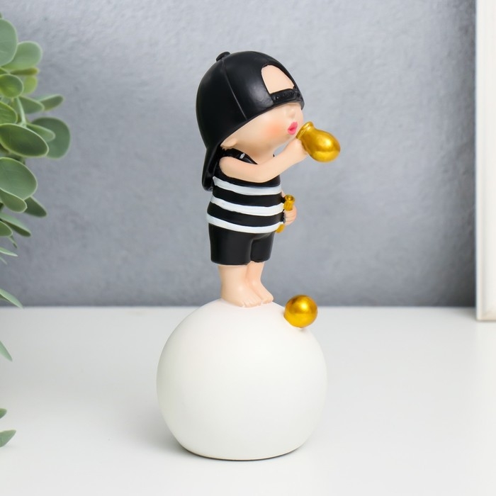 Сувенир полистоун  Сувенир полистоун "Малыш в чёрной кепке, с золотым пузырём на шаре" 15х7х7 см