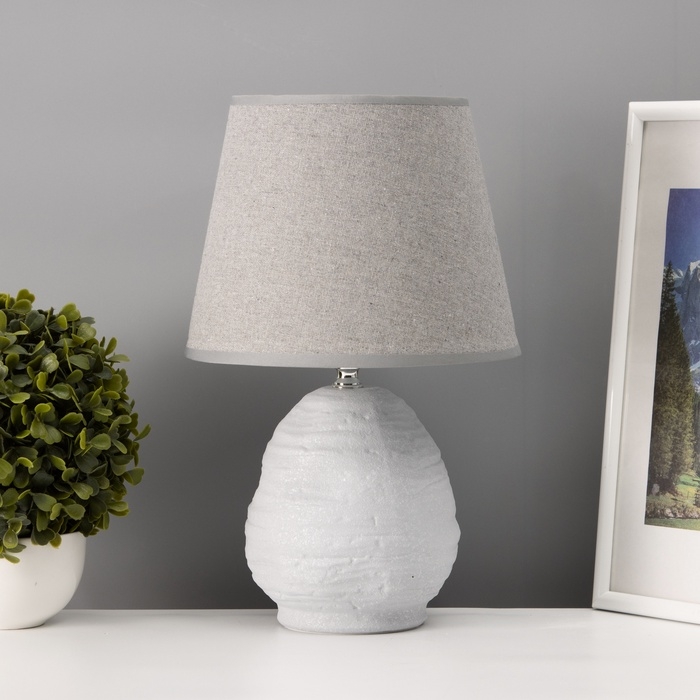 Настольная лампа с абажуром RISALUX «Аризона», 1×40 Вт, Е27, серый, 20×20×32 см Настольная лампа с абажуром RISALUX «Аризона», 1×40 Вт, Е27, серый, 20×20×32 см