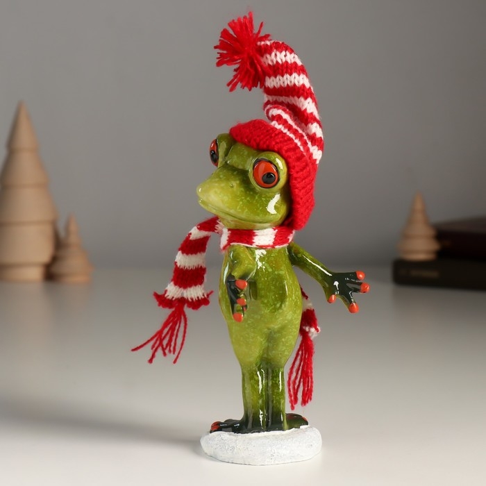 Сувенир полистоун лак Сувенир полистоун лак "Лягуха в шапочке и шарфике готовится упасть в снег" 8,2х6,5х18 см