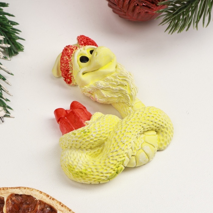 Новый год. Символ 2025. Фигура с подвесом Новый год. Символ 2025. Фигура с подвесом "Змея с подарком" лимонная, 8х3см