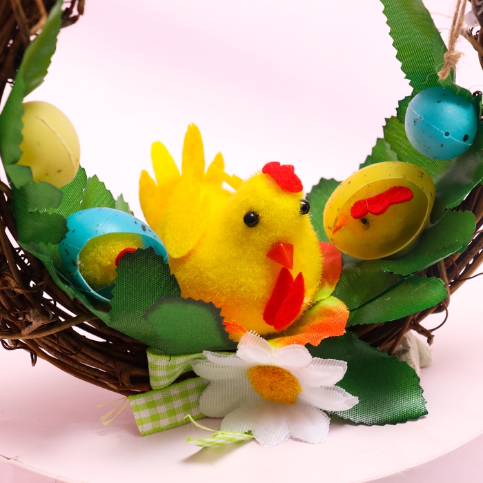 Декоративный пасхальный венок   Декоративный пасхальный венок  "Курочка и цыплята" 8х15х15 см