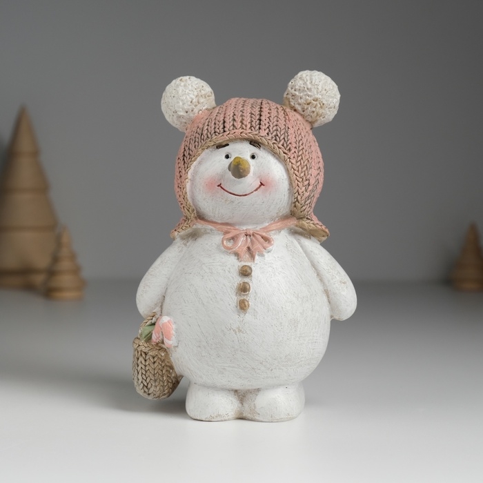Сувенир полистоун  Сувенир полистоун "Снеговик в шапке с помпошками, с корзинкой" 8,5х5,5х13 см