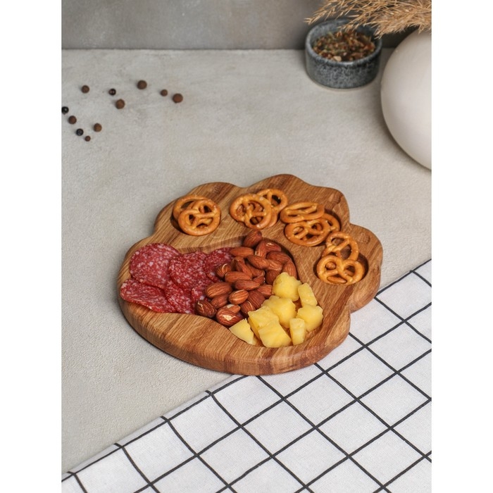 Доска для подачи авторская «Лапа Тигра», 19×22×2 см, натуральный дуб Доска для подачи авторская «Лапа Тигра», 19×22×2 см, натуральный дуб