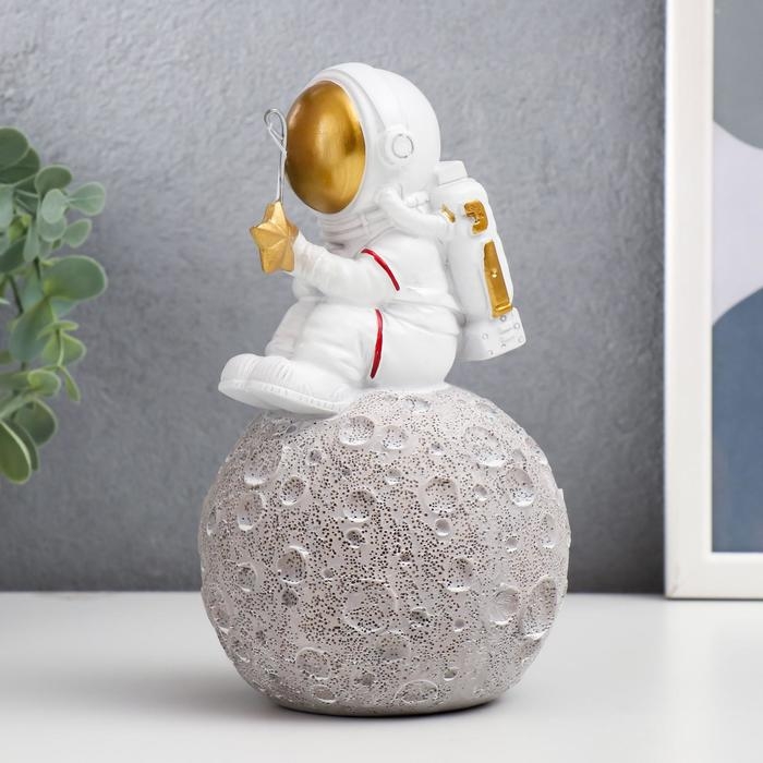 Сувенир полистоун  Сувенир полистоун "Астронавт-рыбак" 17,3х11,5 см