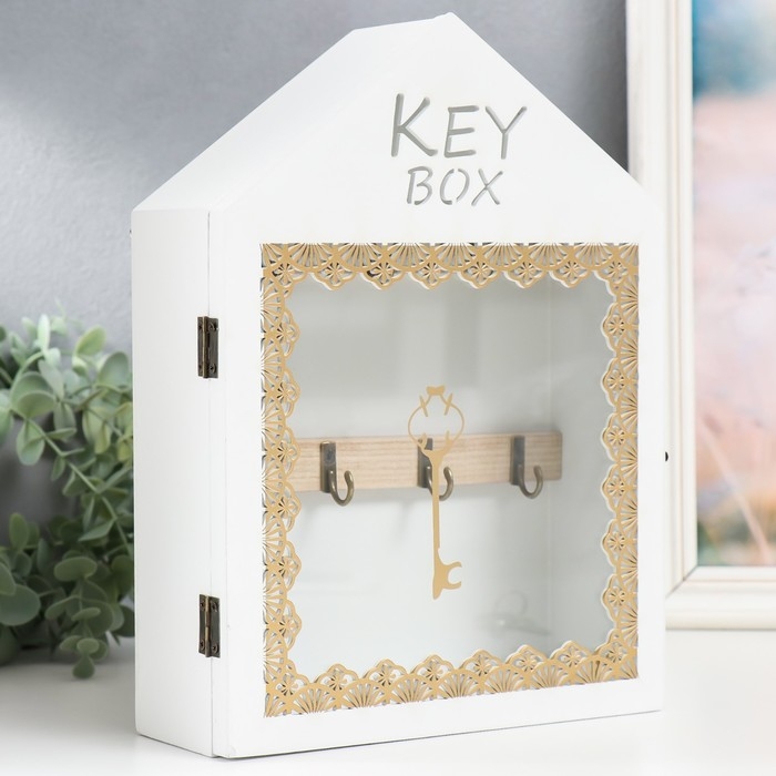 Ключница дерево 7 крючков Ключница дерево 7 крючков "Дом. Узоры. Ключ" белая с золотом 22х8х30 см