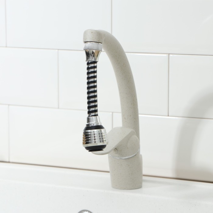 Поворотная насадка на кран Доляна «Флекс Фикс», d=1,5 см, с изменяемым углом наклона и интенсивностью струи, с сеткой Поворотная насадка на кран Доляна «Флекс Фикс», d=1,5 см, с изменяемым углом наклона и интенсивностью струи, с сеткой