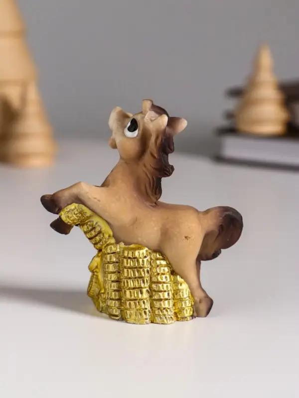 Сувенир полистоун Сувенир полистоун "Лошадка с монетой - рубль" МИКС 6,5х2,6х7 см