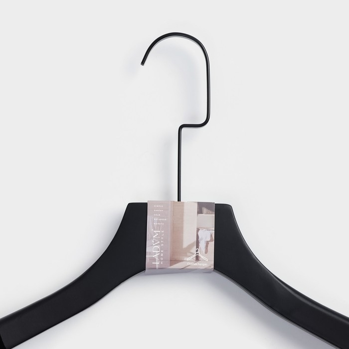 Плечики - вешалка LaDо́m Black Lotus, 45×4,5×29 см, деревянная, длинный крюк, широкие плечики Плечики - вешалка LaDо́m Black Lotus, 45×4,5×29 см, деревянная, длинный крюк, широкие плечики