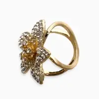 Кольцо для платка &laquo;Цветок Лилии&raquo;, белое в золоте