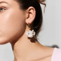 Серьги-конго &laquo;Цветы&raquo; акрил, белые в золоте, d=2.5 см