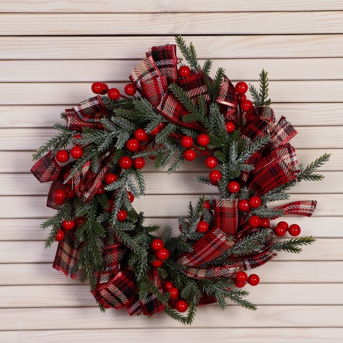 Венок новогодний d- 30 см  Венок новогодний d- 30 см "Уютная сказка" клетчатые ленты ягоды