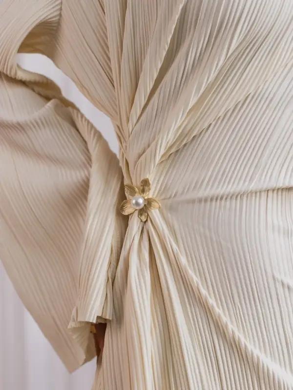 Брошь &laquo;Цветок нежный&raquo;, белая в золоте