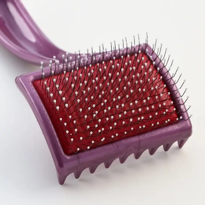 Щётка - пуходёрка мягкая, основание 68&times;48 м, с каплями, увеличенное кол-во зубцов, бордовая