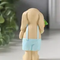 Сувенир полистоун "Зайчик в голубых шортиках на лямках, с морковкой" 5х3х9,5 см