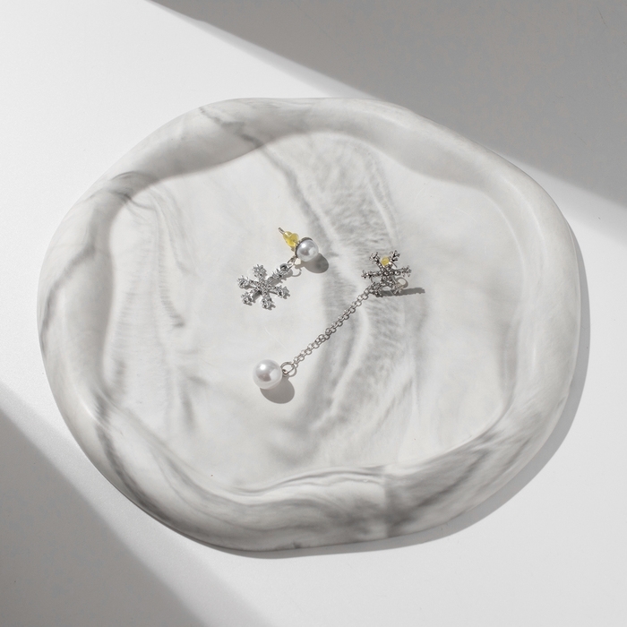 Новый год! Серьги с жемчугом «Снежинки», асимметрия, цвет белый в серебре Новый год! Серьги с жемчугом «Снежинки», асимметрия, цвет белый в серебре