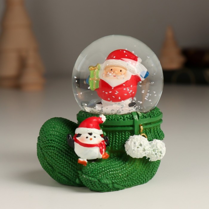 Сувенир полистоун водяной шар Сувенир полистоун водяной шар "Новогодний персонаж на варежке с пингвином" МИКС 5,5х6,2х7 см 10473