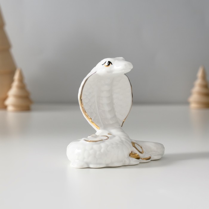 Сувенир керамика Сувенир керамика "Белая кобра с горкой монет" с золотом 4,5х8х7,5 см