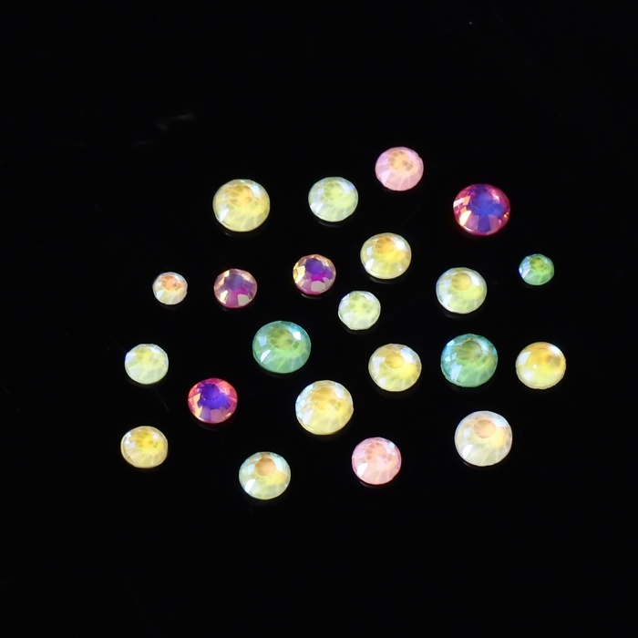 Стразы для декора ногтей &laquo;NEON&raquo;, разноразмерные, светятся в темноте, разноцветные