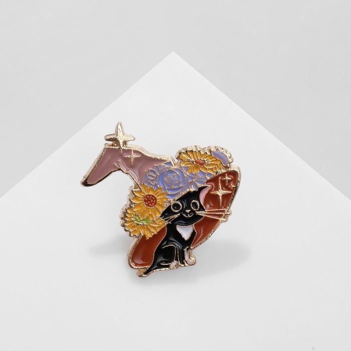 Значок «Котёнок в шляпке» цветочки, цветной в золоте Значок «Котёнок в шляпке» цветочки, цветной в золоте