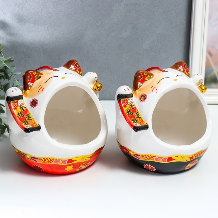 Сувенир подставка керамика Сувенир подставка керамика "Манэки-нэко со свитком и колокольчиком" МИКС 21х16х20 см