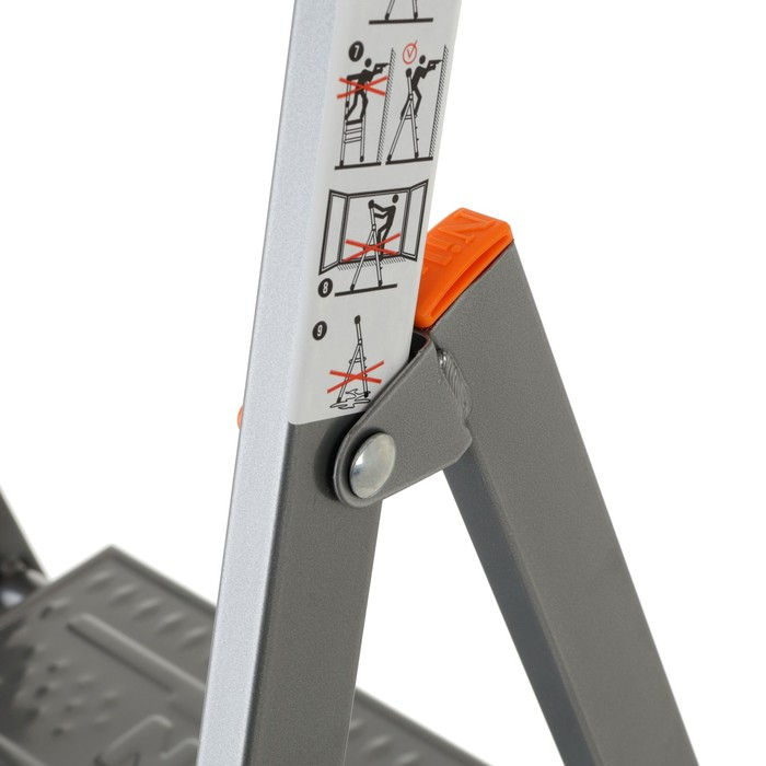 Стремянка Nika СМ5, широкие ступени, высота до рабочей площадки 1065 мм, 5 ступеней Стремянка Nika СМ5, широкие ступени, высота до рабочей площадки 1065 мм, 5 ступеней