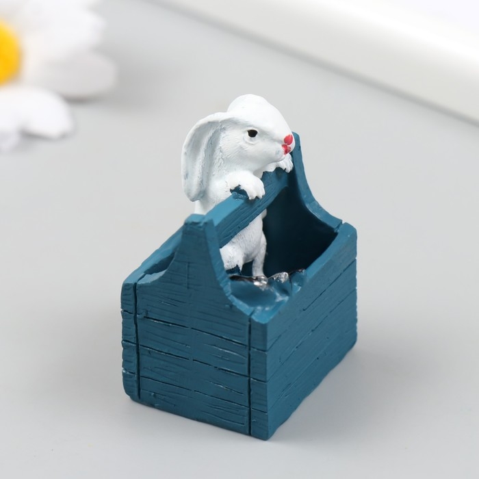 Фигурка для флорариума полистоун  Фигурка для флорариума полистоун "Белый кролик в ящике" 5х2,8х3,2 см