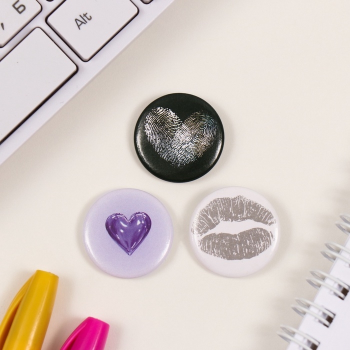 Значки закатные набор 3 шт d=25 мм Значки закатные набор 3 шт d=25 мм "Отпечатки на сердце" 7х7 см