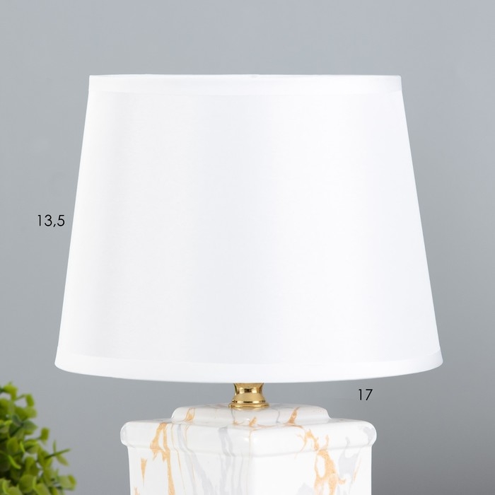 Настольная лампа Настольная лампа "Лианн" Е14 40Вт белый 18,8х17,8х30,5 см RISALUX