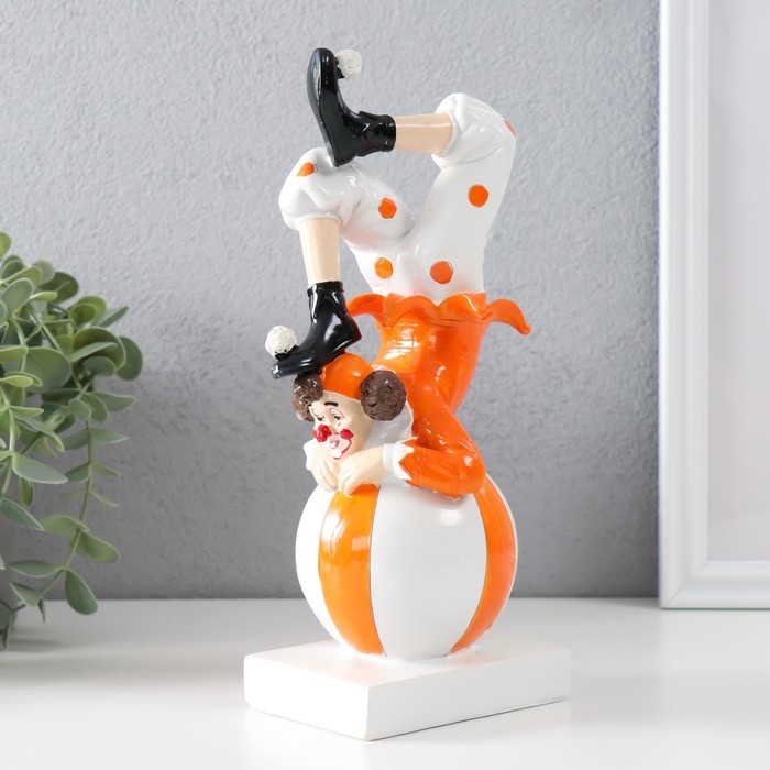 Сувенир полистоун Сувенир полистоун "Клоун-акробат на шаре" бело-оранжевый 10х9,5х23 см
