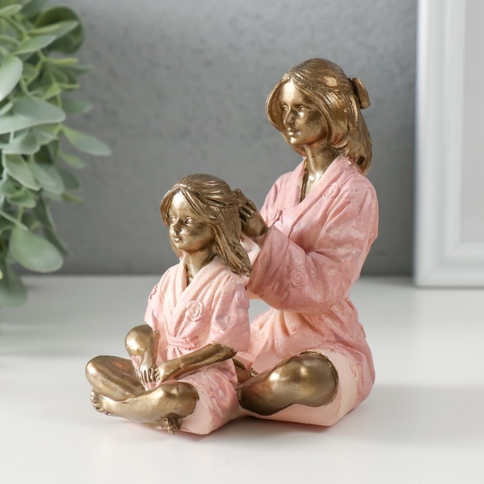 Сувенир полистоун  Сувенир полистоун "Мама заплетает дочь" бронза, розовый 10,5х9х11,5 см