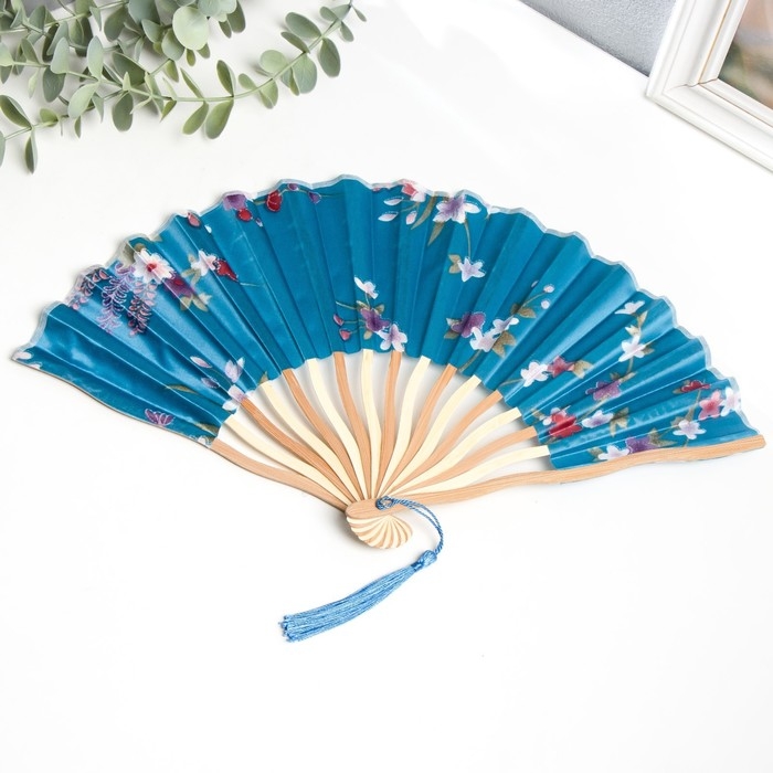 Веер бамбук, текстиль h=21 см изгиб, с кистью  Веер бамбук, текстиль h=21 см изгиб, с кистью "Цветы" в коробке, голубой