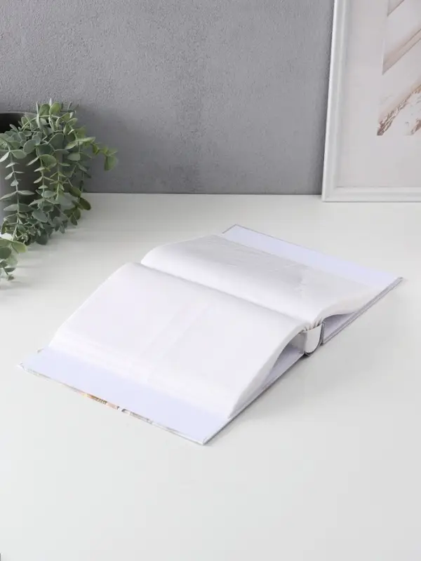 Фотоальбом на 200 фото 10х15 см Фотоальбом на 200 фото 10х15 см "Ёлочные игрушки" в коробке тиснение серебро 6х20,5х26 см