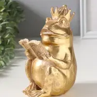 Сувенир полистоун "Лягушка в короне, читает книгу" золото 12х9,3х17 см