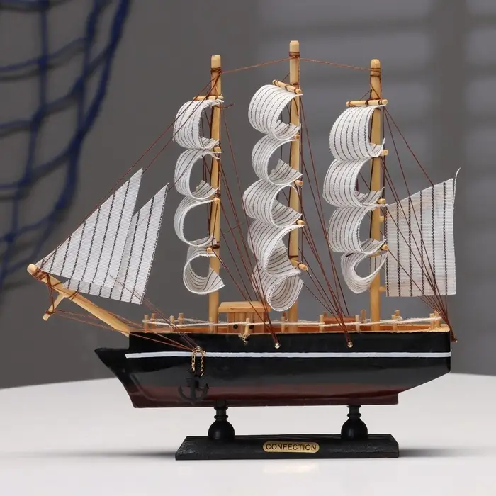Сувенирная модель корабля &laquo;Илия&raquo;, борта чёрные, паруса бежевые с полосами, 5.5&times;23.5&times;23.5 см