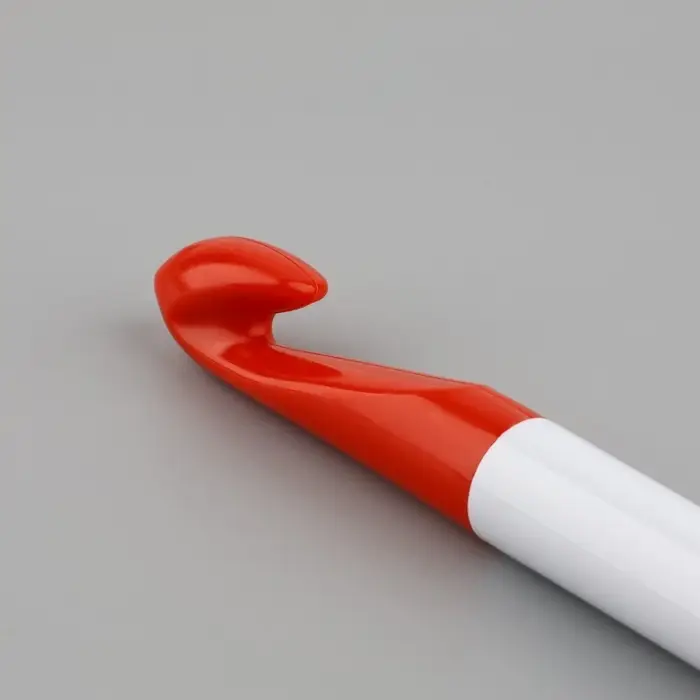 Крючок для вязания, d = 15 мм, 17 см, цвет белый/красный