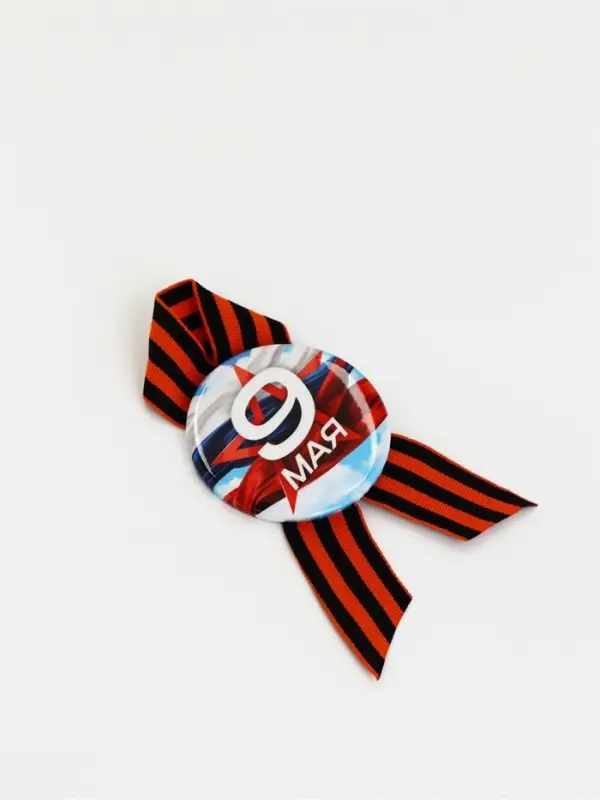 Значок с лентой с лентой "9 мая звезда" триколор