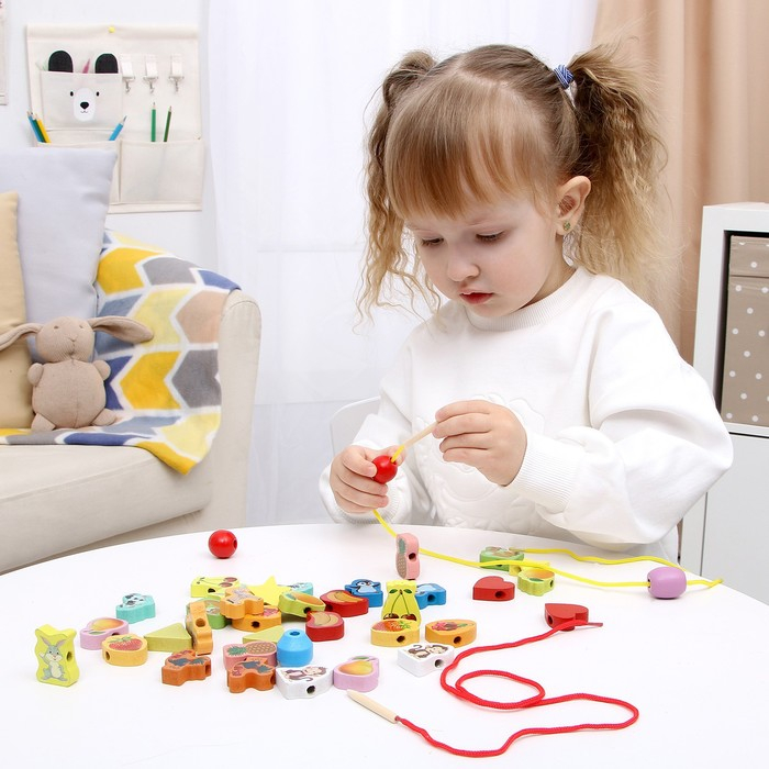 Шнуровка в банке 40 деталей  Шнуровка в банке 40 деталей "Цветы,фигуры,сердца", 2 иглы дерев , 2 шнурка, цвета МИКС, шнурок 90 см