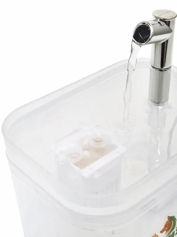 Фонтан для кошек и собак 1,5 л, 16,5 х 13 х 12 см, евророзетка, прозрачный Фонтан для кошек и собак 1,5 л, 16,5 х 13 х 12 см, евророзетка, прозрачный