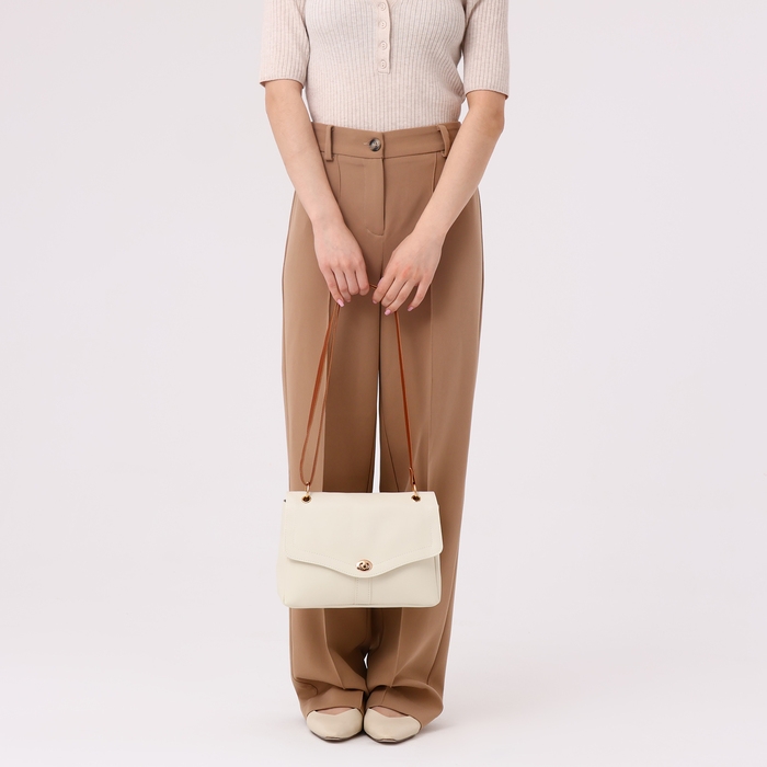 Сумка-мессенджер на клапане, цвет белый Сумка-мессенджер на клапане, цвет белый